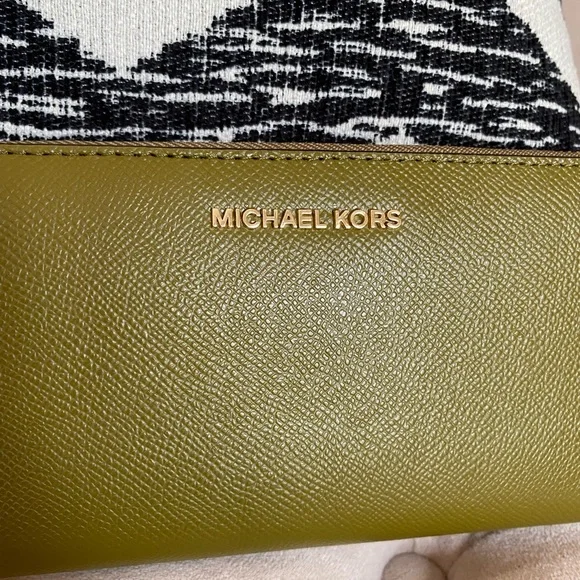 Michael Kors Jet Set Pistachio Green Travel Continental Leather Wallet - Picture 10 of 13
